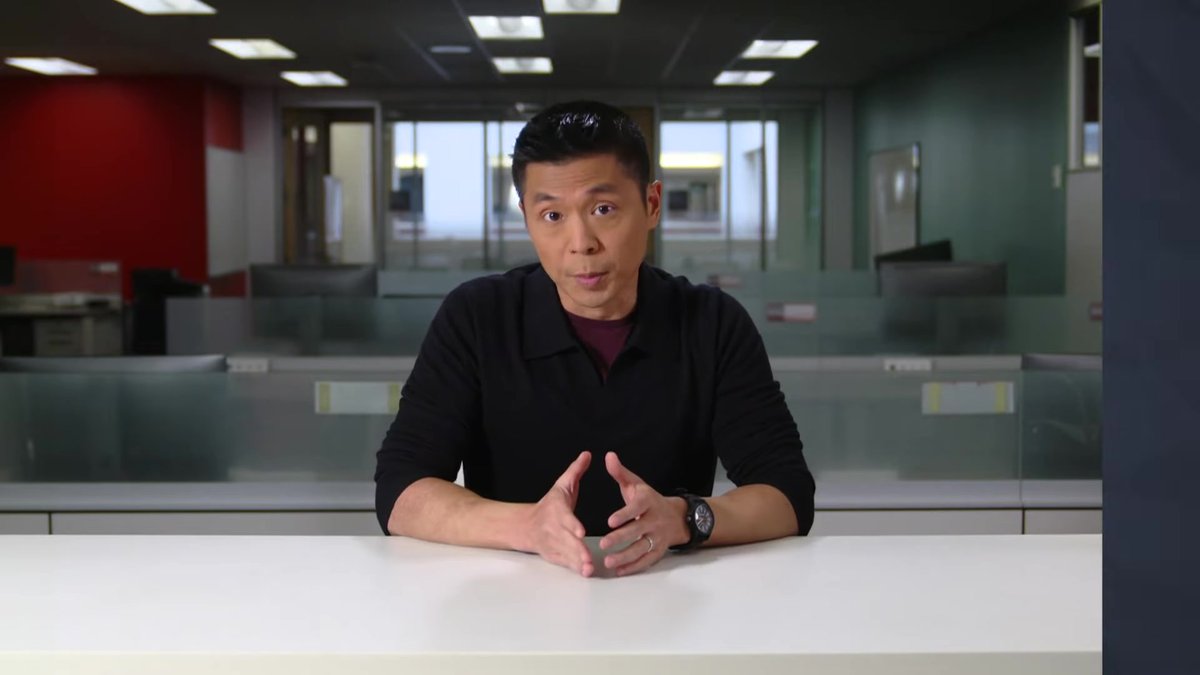 Chang désamorce le cabinet en polo noir, classe de dépanneur